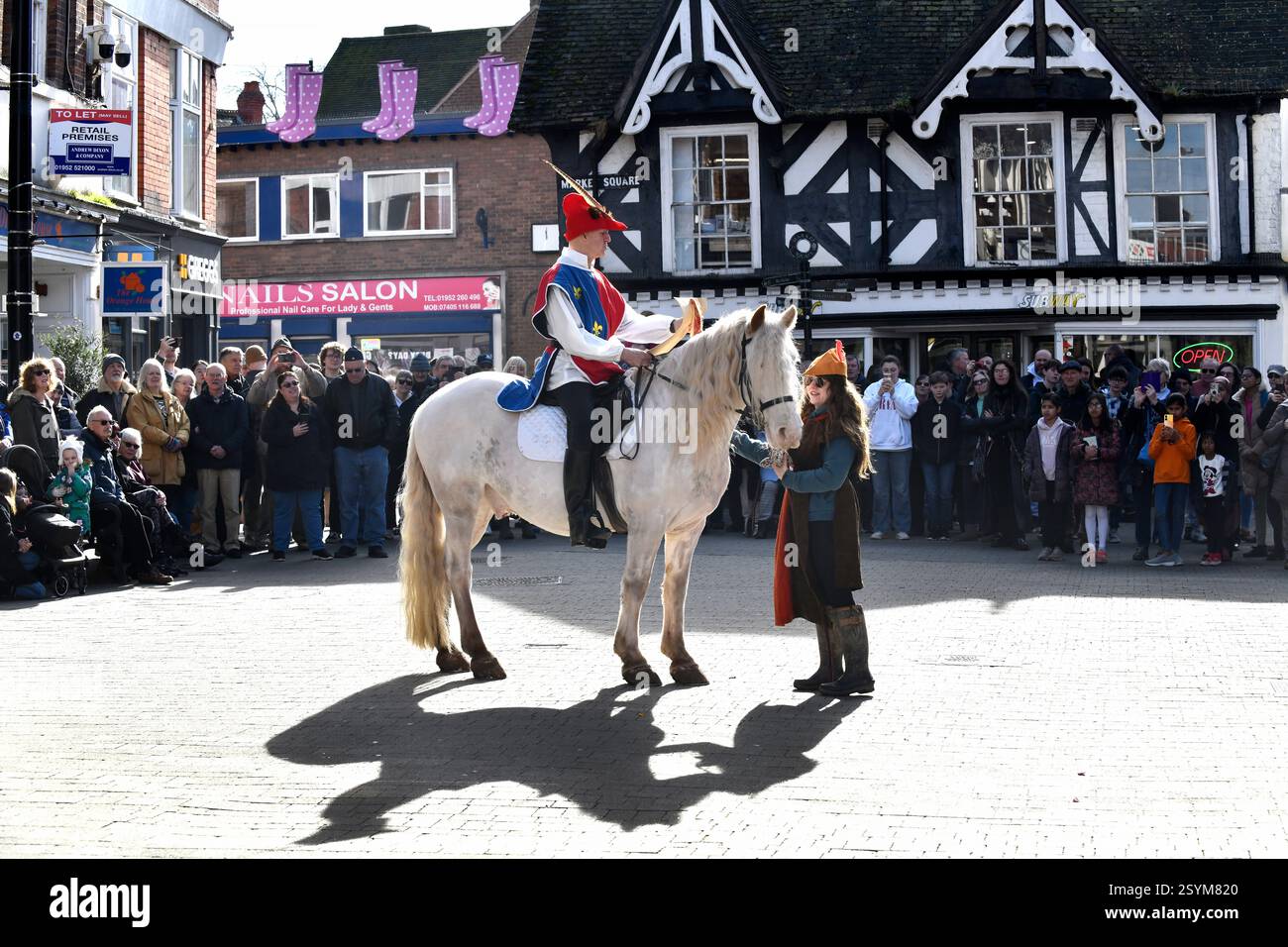Wellington, Shropshire 1 marzo 2025. Charter Day a Wellington, Shropshire. I costumi medievali erano in voga quando la città celebrava la concessione di una carta di mercato da parte di re Enrico III nel 1244 rendendo quest'anno il 781 ° compleanno del mercato. David Bagnall/Alamy Live News Foto Stock