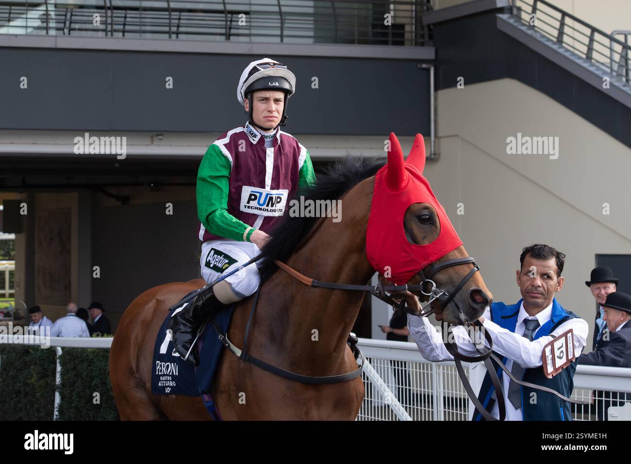Ascot, Berkshire, Regno Unito. 11 maggio 2024. UN'ALTRA ONDATA cavalcata dal fantino George Rooke si dirige verso l'ippodromo per la Peroni nastro Azzurro 0,0% Blue Ribbon handicap Stakes all'Ascot Racecourse al Peroni nastro Azzurro 0,0% Victoria Cup Raceday. Crediti: Maureen McLean/Alamy Foto Stock