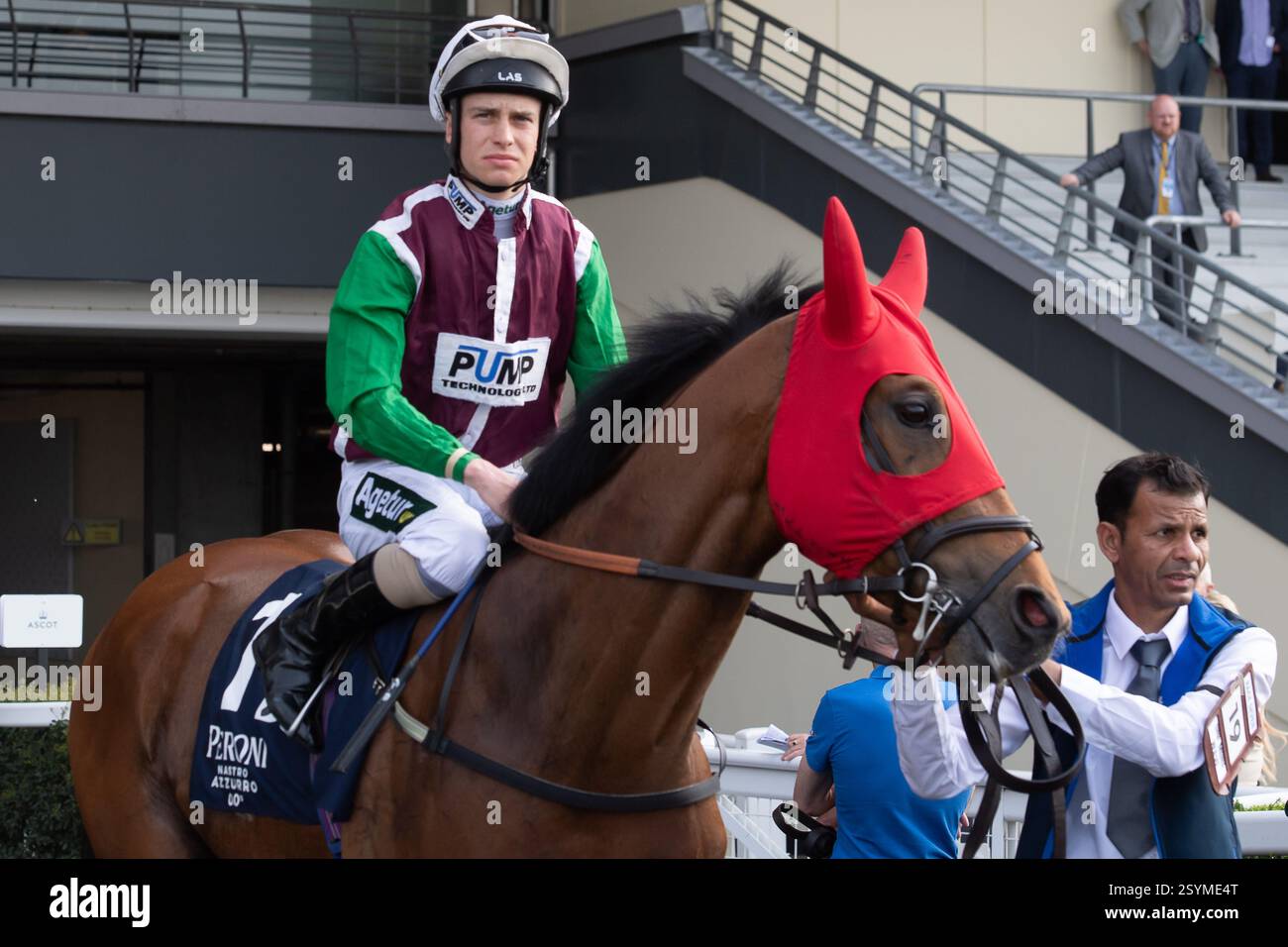 Ascot, Berkshire, Regno Unito. 11 maggio 2024. UN'ALTRA ONDATA cavalcata dal fantino George Rooke si dirige verso l'ippodromo per la Peroni nastro Azzurro 0,0% Blue Ribbon handicap Stakes all'Ascot Racecourse al Peroni nastro Azzurro 0,0% Victoria Cup Raceday. Crediti: Maureen McLean/Alamy Foto Stock