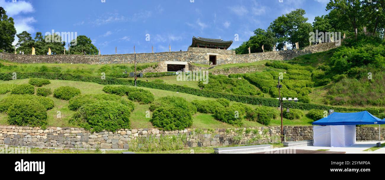 Gongju, Corea del Sud - 27 maggio 2021: Una vista panoramica della Fortezza di Gongju Gongsanseong con porta Geumseoru, muri di pietra, lussureggiante paesaggio verde, e. Foto Stock