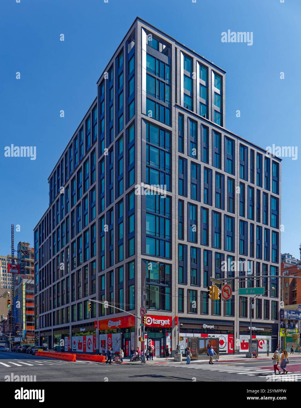 Chelsea Canvas, un nuovo (2024) edificio di appartamenti a 14 piani sopra una banca e un grande magazzino, all'8th Avenue tra West 23rd e West 24th Street. Foto Stock