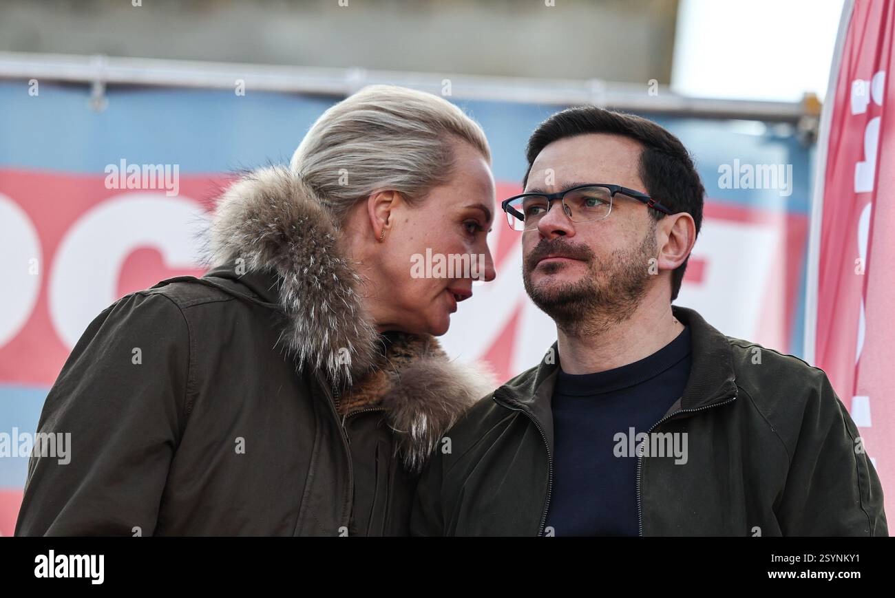 Berlino, Germania. 1 marzo 2025. Yulia Navalnaya (l) parla con Ilya Yashin a una manifestazione anti-Putin a Berlino. Crediti: Hannes P. Albert/dpa/Alamy Live News Foto Stock