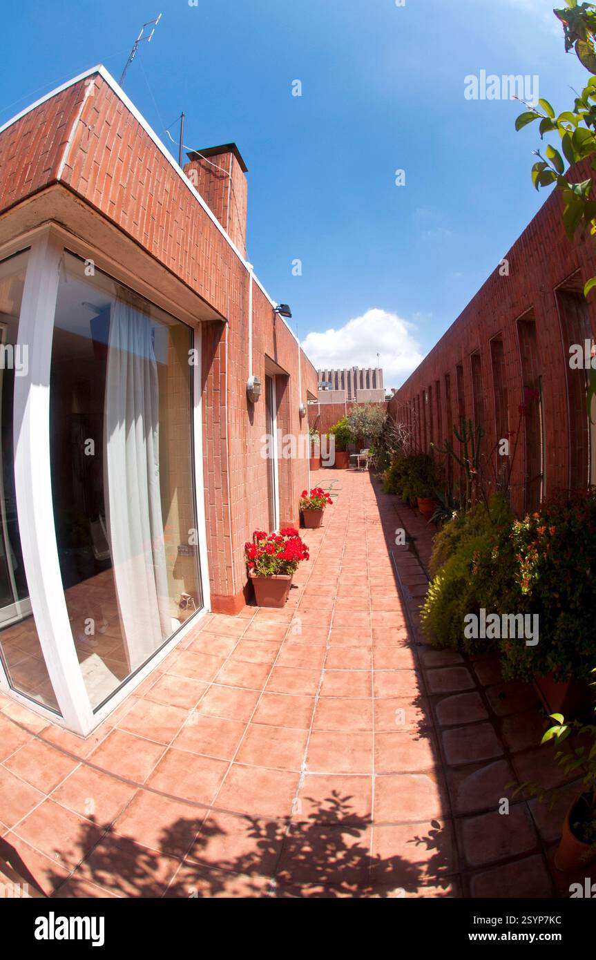 Terrazza dell'Institut francese di Barcellona, edificio di architettura moderna progettato da José Antonio Coderch, Barcellona, Spagna Foto Stock