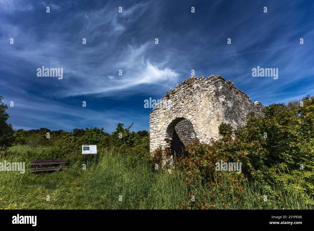 Rovine della vecchia chiesa di San Pietro vicino a Rovigno, penisola istriana, chiesa distrutta, monumenti croati Foto Stock