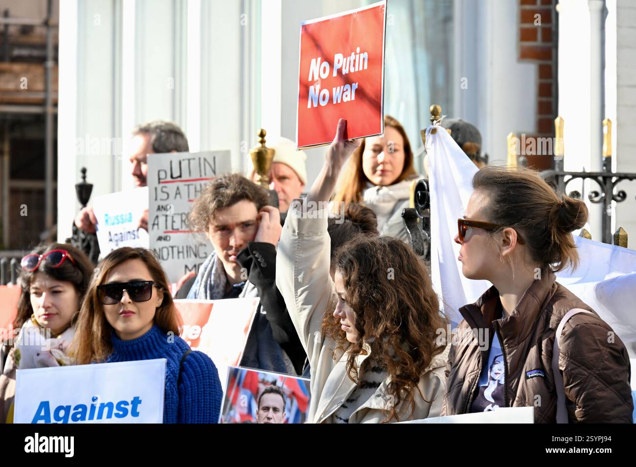 Londra, Regno Unito. I russi si opponevano al regime di Putin, marciarono da Marble Arch all'ambasciata russa per protestare contro Vladimir Putin e l'élite russa. Crediti: michael melia/Alamy Live News Foto Stock