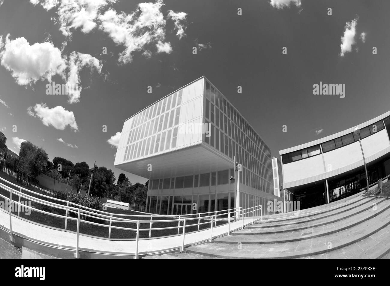 L'edificio White Box è l'estensione della Facoltà di giurisprudenza, Università di Barcellona, quartiere Les Corts, Spagna Foto Stock