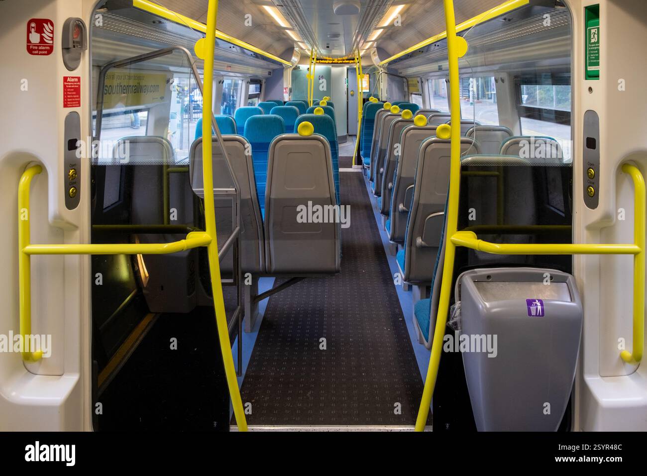 Interno della carrozza ferroviaria Soouthern Rail con sedili e bagagliaio Foto Stock