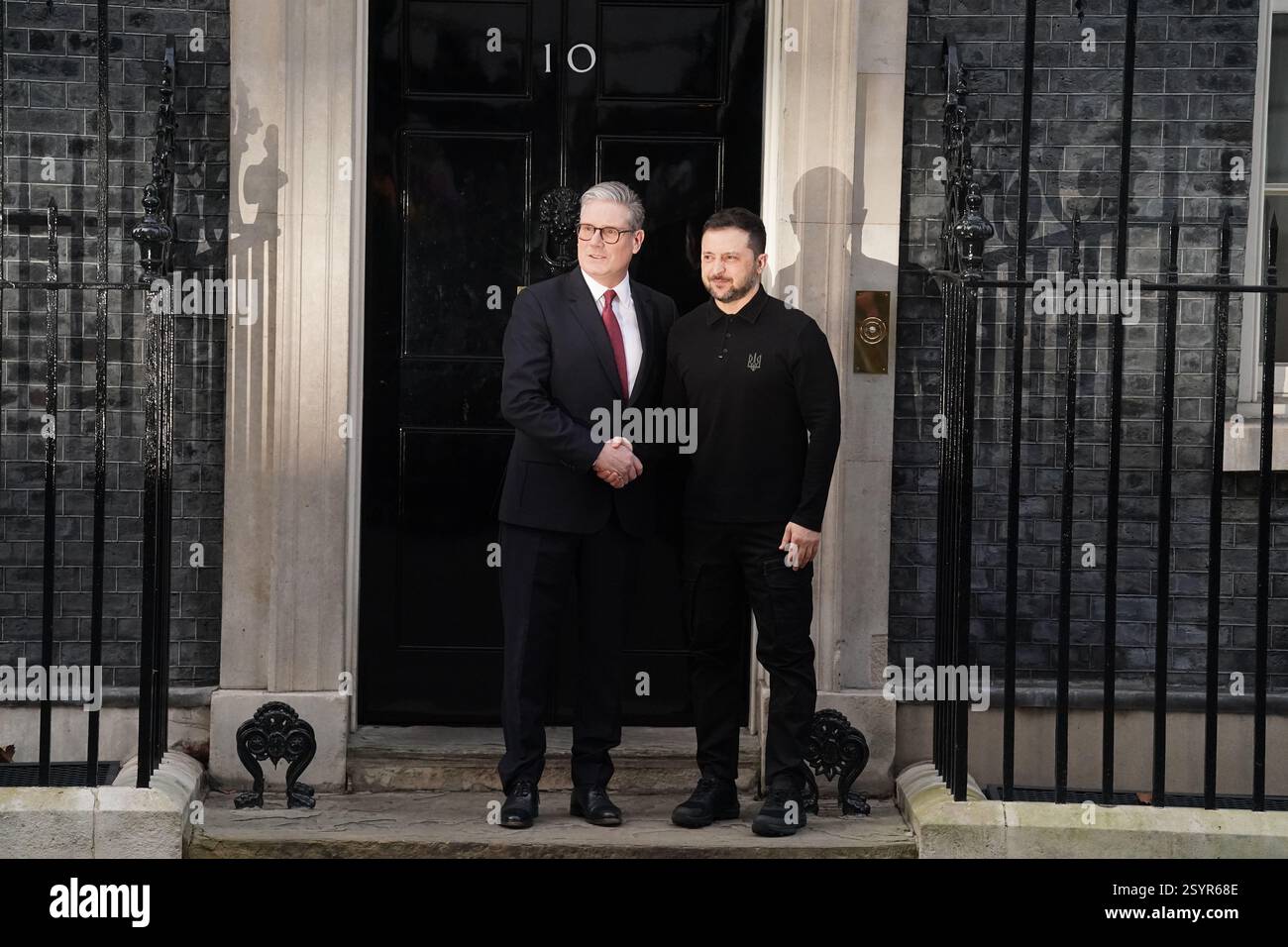 Il primo ministro Sir Keir Starmer dà il benvenuto al presidente ucraino Volodymyr Zelensky al 10 di Downing Street, Londra, per un incontro bilaterale per discutere del sostegno del Regno Unito all'Ucraina e di come garantire una pace giusta e duratura che garantisca la futura sovranità e sicurezza dell'Ucraina, sostenuta da forti garanzie di sicurezza. Data foto: Sabato 1 marzo 2025. Foto Stock