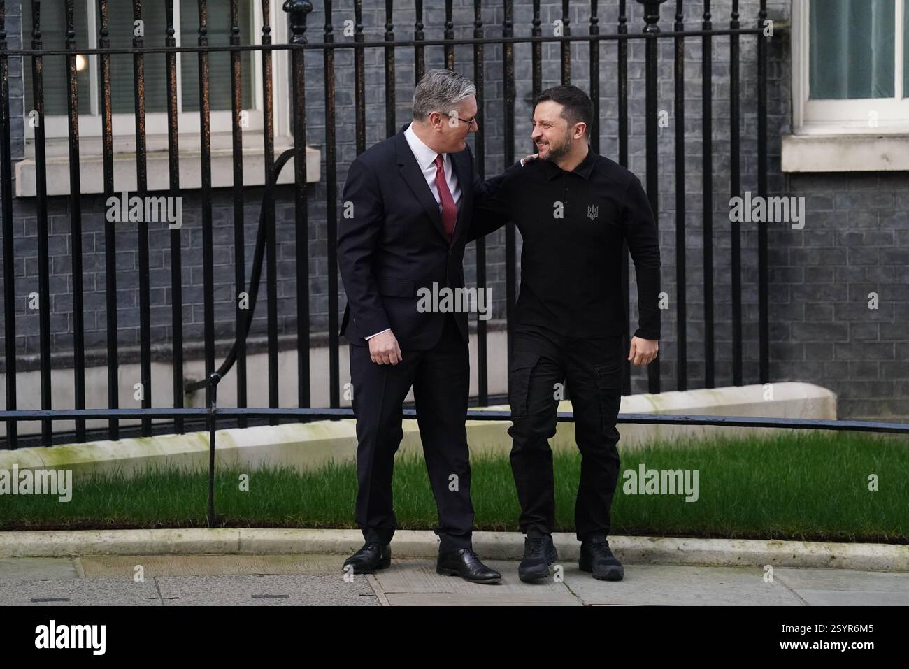 Il primo ministro Sir Keir Starmer dà il benvenuto al presidente ucraino Volodymyr Zelensky al 10 di Downing Street, Londra, per un incontro bilaterale per discutere del sostegno del Regno Unito all'Ucraina e di come garantire una pace giusta e duratura che garantisca la futura sovranità e sicurezza dell'Ucraina, sostenuta da forti garanzie di sicurezza. Data foto: Sabato 1 marzo 2025. Foto Stock