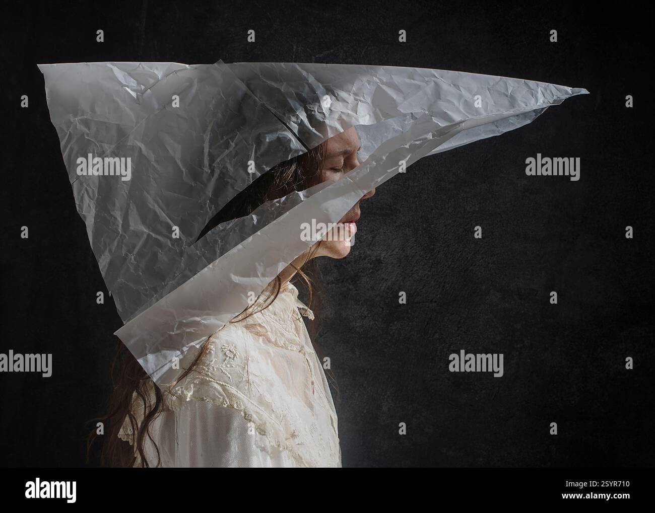donna con un aeroplano di carta traslucido sulla testa in romantico abito bianco con atteggiamento malinconico 6, spagna Foto Stock