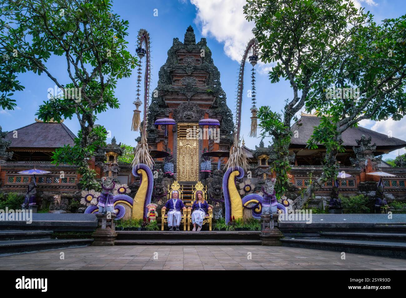 Bali, Indonesia, 10 ottobre 2024 immergetevi nell'atmosfera vivace e vivace di incontri cerimoniali che si svolgono presso lo splendido e mozzafiato Balin Foto Stock