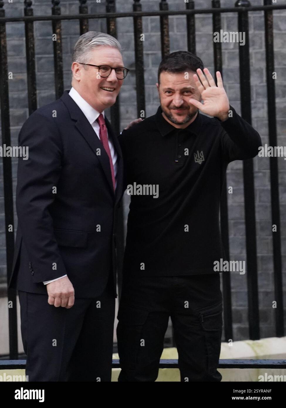 Il primo ministro Sir Keir Starmer dà il benvenuto al presidente ucraino Volodymyr Zelensky al 10 di Downing Street, Londra, per un incontro bilaterale per discutere del sostegno del Regno Unito all'Ucraina e di come garantire una pace giusta e duratura che garantisca la futura sovranità e sicurezza dell'Ucraina, sostenuta da forti garanzie di sicurezza. Data foto: Sabato 1 marzo 2025. Foto Stock