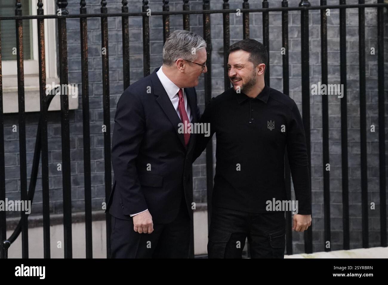 Il primo ministro Sir Keir Starmer dà il benvenuto al presidente ucraino Volodymyr Zelensky al 10 di Downing Street, Londra, per un incontro bilaterale per discutere del sostegno del Regno Unito all'Ucraina e di come garantire una pace giusta e duratura che garantisca la futura sovranità e sicurezza dell'Ucraina, sostenuta da forti garanzie di sicurezza. Data foto: Sabato 1 marzo 2025. Foto Stock