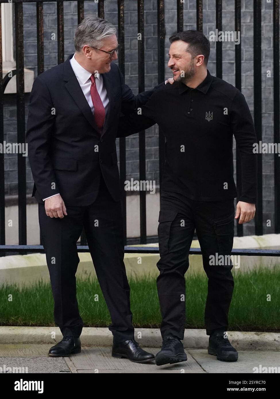 Il primo ministro Sir Keir Starmer dà il benvenuto al presidente ucraino Volodymyr Zelensky al 10 di Downing Street, Londra, per un incontro bilaterale per discutere del sostegno del Regno Unito all'Ucraina e di come garantire una pace giusta e duratura che garantisca la futura sovranità e sicurezza dell'Ucraina, sostenuta da forti garanzie di sicurezza. Data foto: Sabato 1 marzo 2025. Foto Stock