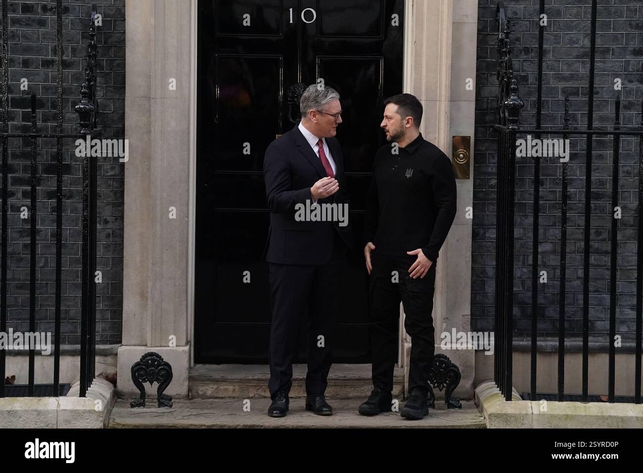 Il primo ministro Sir Keir Starmer dà il benvenuto al presidente ucraino Volodymyr Zelensky al 10 di Downing Street, Londra, per un incontro bilaterale per discutere del sostegno del Regno Unito all'Ucraina e di come garantire una pace giusta e duratura che garantisca la futura sovranità e sicurezza dell'Ucraina, sostenuta da forti garanzie di sicurezza. Data foto: Sabato 1 marzo 2025. Foto Stock
