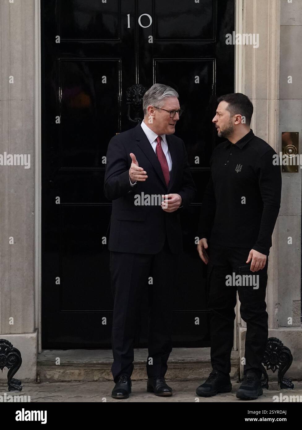 Il primo ministro Sir Keir Starmer dà il benvenuto al presidente ucraino Volodymyr Zelensky al 10 di Downing Street, Londra, per un incontro bilaterale per discutere del sostegno del Regno Unito all'Ucraina e di come garantire una pace giusta e duratura che garantisca la futura sovranità e sicurezza dell'Ucraina, sostenuta da forti garanzie di sicurezza. Data foto: Sabato 1 marzo 2025. Foto Stock