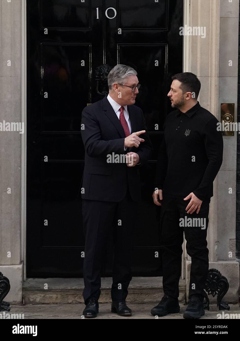 Il primo ministro Sir Keir Starmer dà il benvenuto al presidente ucraino Volodymyr Zelensky al 10 di Downing Street, Londra, per un incontro bilaterale per discutere del sostegno del Regno Unito all'Ucraina e di come garantire una pace giusta e duratura che garantisca la futura sovranità e sicurezza dell'Ucraina, sostenuta da forti garanzie di sicurezza. Data foto: Sabato 1 marzo 2025. Foto Stock