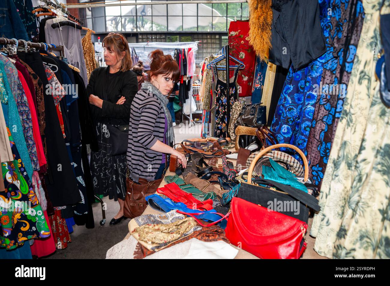 Londra, Regno Unito, Scene, adolescenti che fanno shopping nel negozio di abbigliamento, Thrift Shop, abbigliamento usato, negozi di abbigliamento per ragazzi (mercato di Portobello Road) Foto Stock