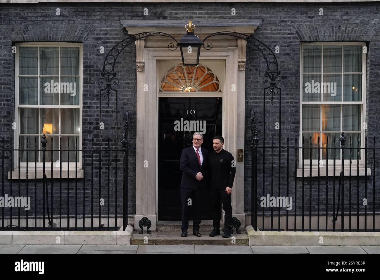 Il primo ministro Sir Keir Starmer dà il benvenuto al presidente ucraino Volodymyr Zelensky al 10 di Downing Street, Londra, per un incontro bilaterale per discutere del sostegno del Regno Unito all'Ucraina e di come garantire una pace giusta e duratura che garantisca la futura sovranità e sicurezza dell'Ucraina, sostenuta da forti garanzie di sicurezza. Data foto: Sabato 1 marzo 2025. Foto Stock