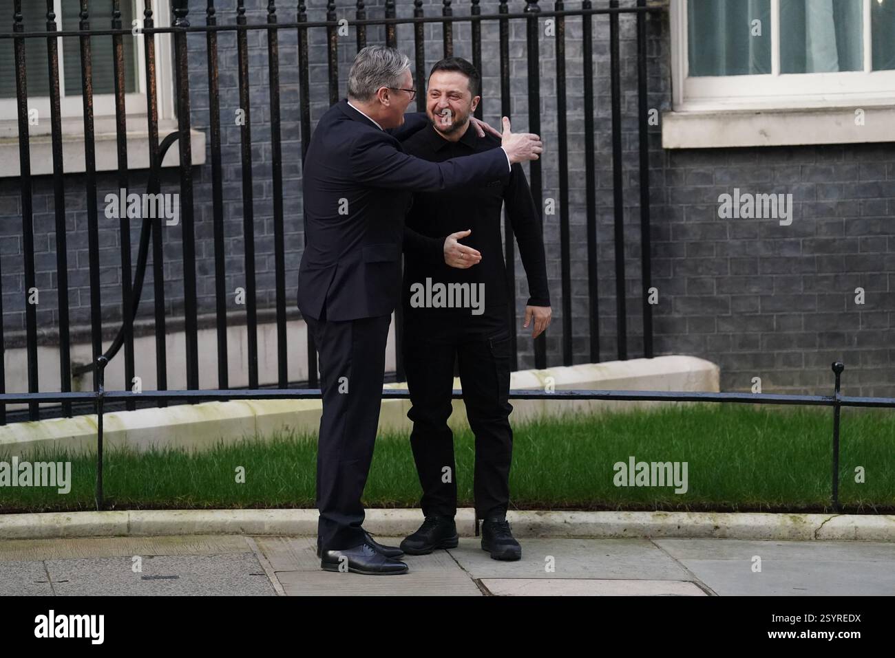 Il primo ministro Sir Keir Starmer dà il benvenuto al presidente ucraino Volodymyr Zelensky al 10 di Downing Street, Londra, per un incontro bilaterale per discutere del sostegno del Regno Unito all'Ucraina e di come garantire una pace giusta e duratura che garantisca la futura sovranità e sicurezza dell'Ucraina, sostenuta da forti garanzie di sicurezza. Data foto: Sabato 1 marzo 2025. Foto Stock