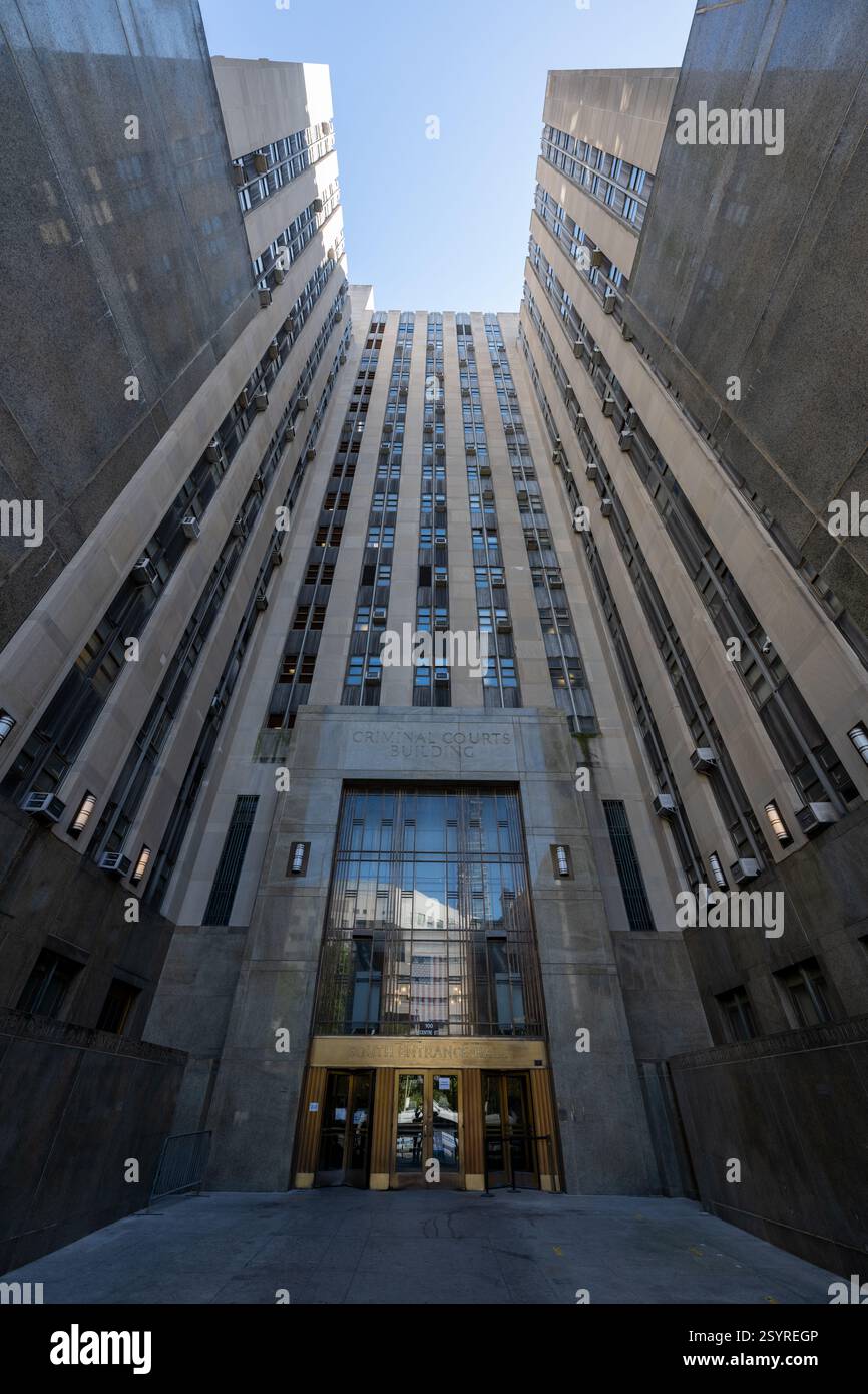 New York, NY, Stati Uniti d'America - 19 ottobre 2024: 100 Centre Street, New York County Criminal Court in Lower Manhattan. Foto Stock
