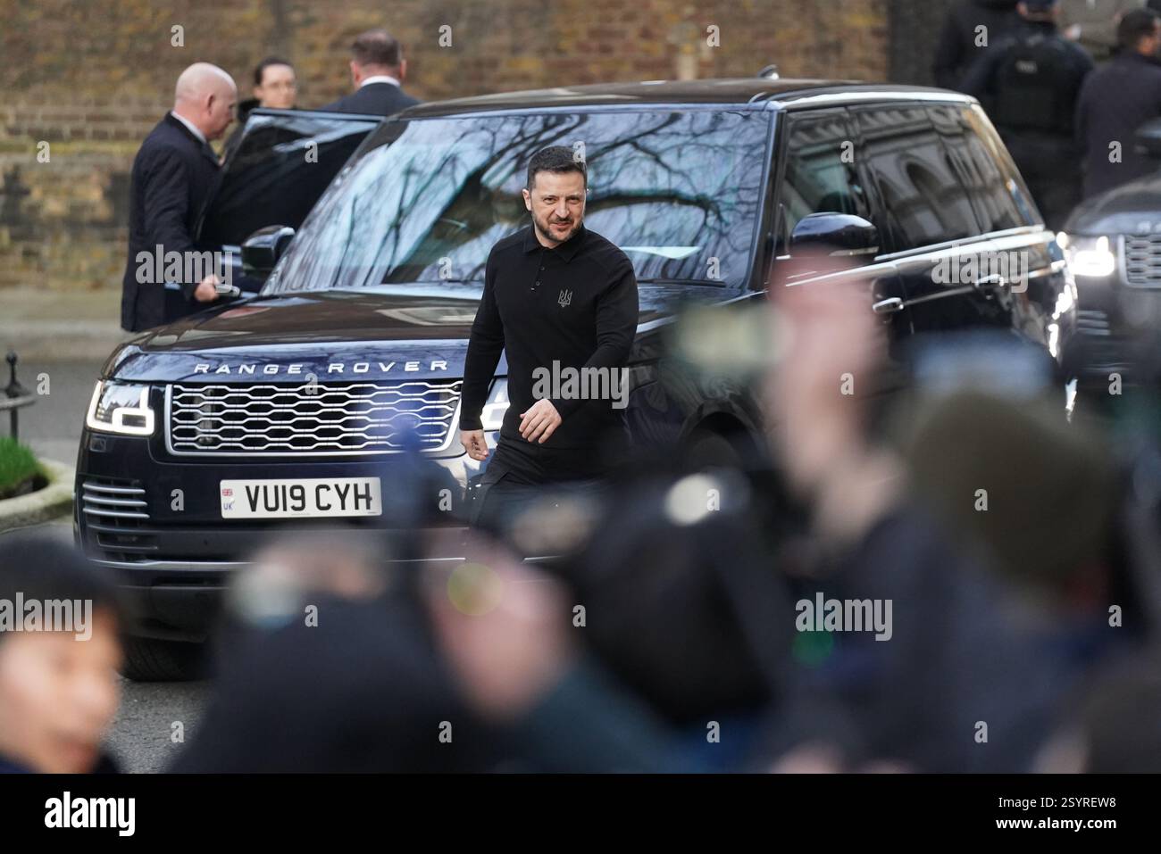 Il primo ministro Sir Keir Starmer dà il benvenuto al presidente ucraino Volodymyr Zelensky al 10 di Downing Street, Londra, per un incontro bilaterale per discutere del sostegno del Regno Unito all'Ucraina e di come garantire una pace giusta e duratura che garantisca la futura sovranità e sicurezza dell'Ucraina, sostenuta da forti garanzie di sicurezza. Data foto: Sabato 1 marzo 2025. Foto Stock