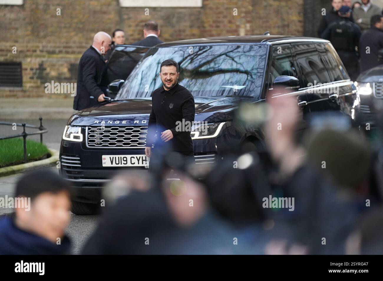 Il primo ministro Sir Keir Starmer dà il benvenuto al presidente ucraino Volodymyr Zelensky al 10 di Downing Street, Londra, per un incontro bilaterale per discutere del sostegno del Regno Unito all'Ucraina e di come garantire una pace giusta e duratura che garantisca la futura sovranità e sicurezza dell'Ucraina, sostenuta da forti garanzie di sicurezza. Data foto: Sabato 1 marzo 2025. Foto Stock