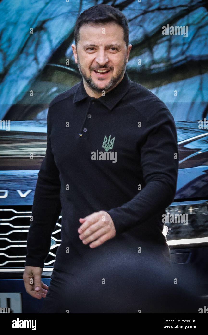 Londra, Regno Unito. 1 marzo 2025. Volodymyr Zelenskyy (Zelensky), presidente dell'Ucraina, è accolto al 10 di Downing Street da Sir Keir Starmer, primo ministro del Regno Unito, per incontri bilaterali. Ciò avverrà in vista del vertice dei leader europei nella capitale britannica di domani. Crediti: Imageplotter/Alamy Live News Foto Stock