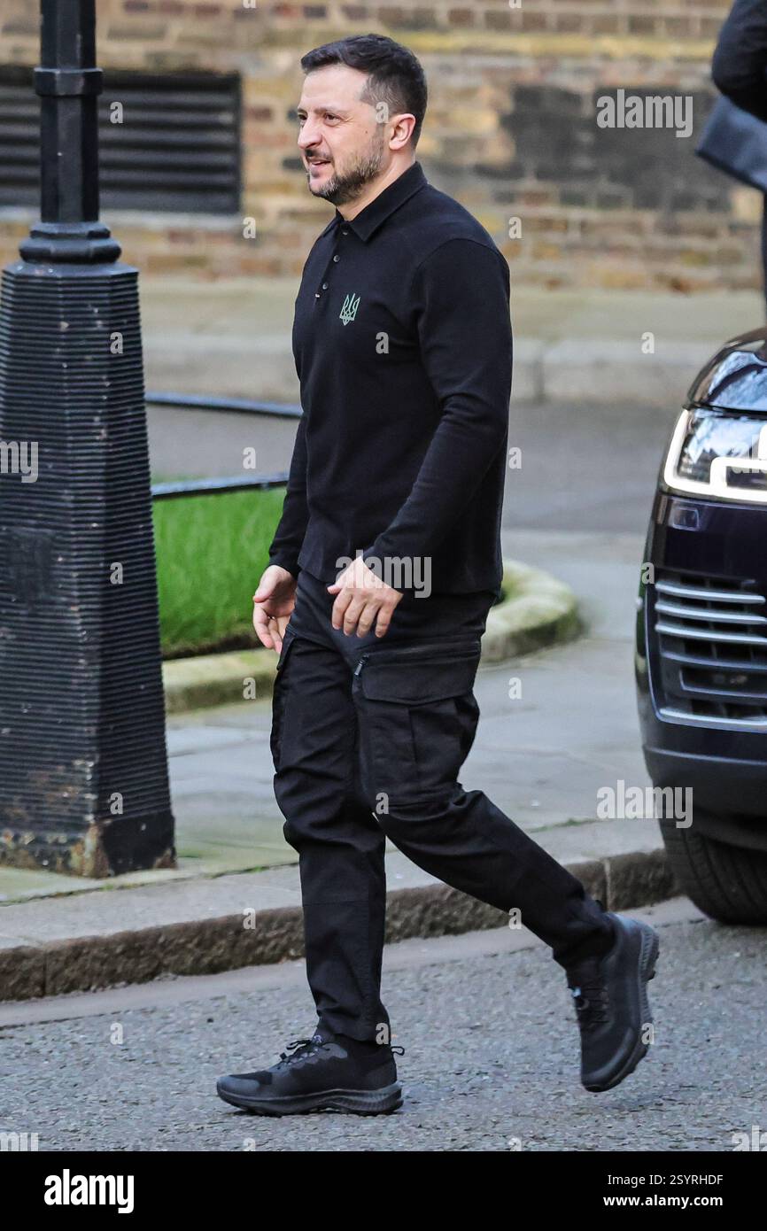 Londra, Regno Unito. 1 marzo 2025. Volodymyr Zelenskyy (Zelensky), presidente dell'Ucraina, è accolto al 10 di Downing Street da Sir Keir Starmer, primo ministro del Regno Unito, per incontri bilaterali. Ciò avverrà in vista del vertice dei leader europei nella capitale britannica di domani. Crediti: Imageplotter/Alamy Live News Foto Stock