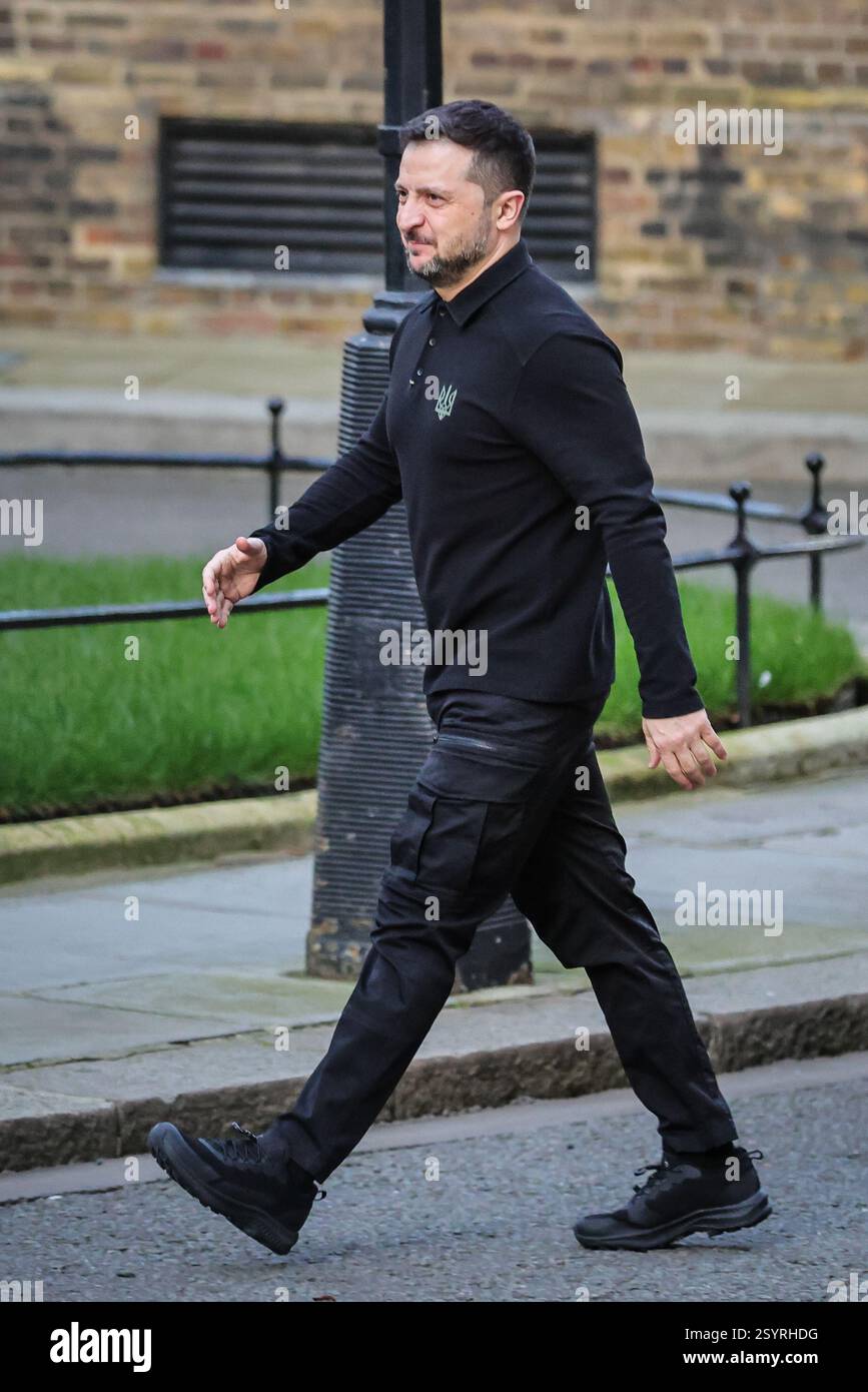 Londra, Regno Unito. 1 marzo 2025. Volodymyr Zelenskyy (Zelensky), presidente dell'Ucraina, è accolto al 10 di Downing Street da Sir Keir Starmer, primo ministro del Regno Unito, per incontri bilaterali. Ciò avverrà in vista del vertice dei leader europei nella capitale britannica di domani. Crediti: Imageplotter/Alamy Live News Foto Stock