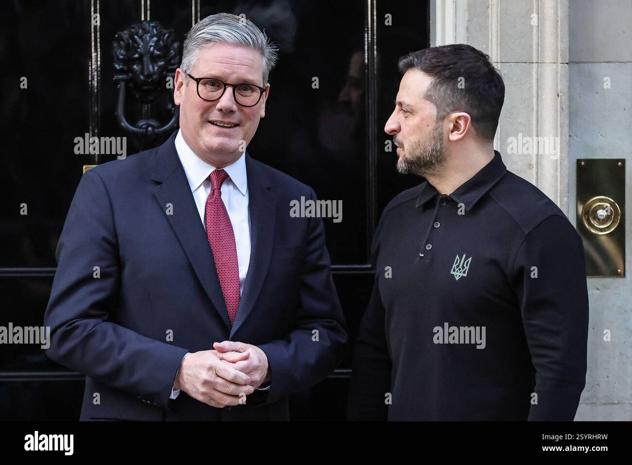 Londra, Regno Unito. 1 marzo 2025. Volodymyr Zelenskyy (Zelensky), presidente dell'Ucraina, è accolto al 10 di Downing Street da Sir Keir Starmer, primo ministro del Regno Unito, per incontri bilaterali. Ciò avverrà in vista del vertice dei leader europei nella capitale britannica di domani. Crediti: Imageplotter/Alamy Live News Foto Stock