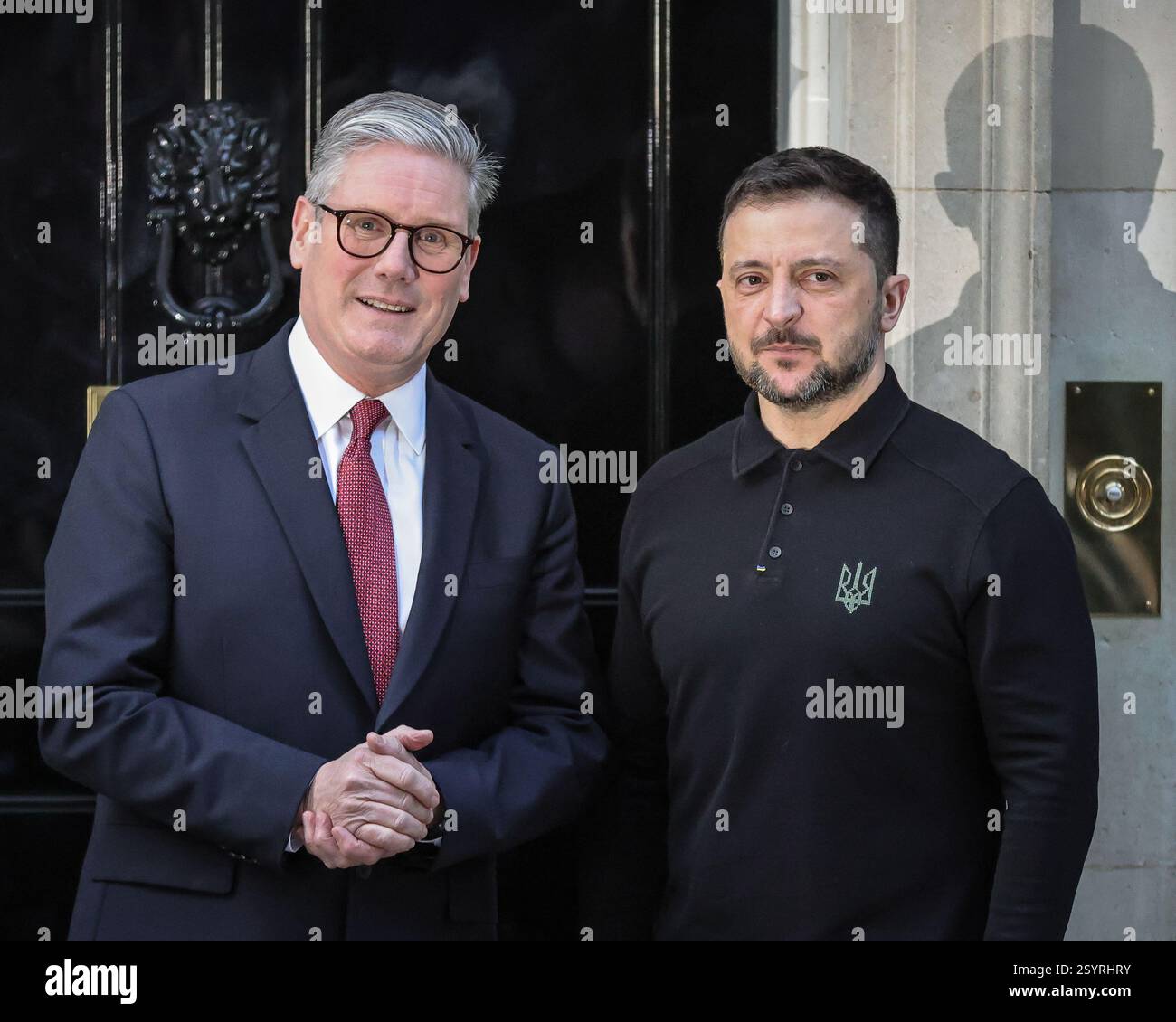 Londra, Regno Unito. 1 marzo 2025. Volodymyr Zelenskyy (Zelensky), presidente dell'Ucraina, è accolto al 10 di Downing Street da Sir Keir Starmer, primo ministro del Regno Unito, per incontri bilaterali. Ciò avverrà in vista del vertice dei leader europei nella capitale britannica di domani. Crediti: Imageplotter/Alamy Live News Foto Stock