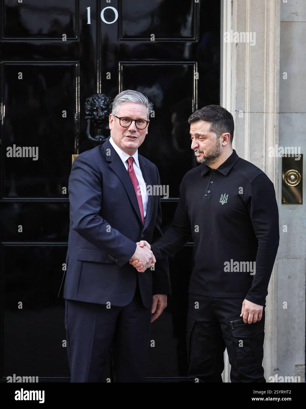 Londra, Regno Unito. 1 marzo 2025. Volodymyr Zelenskyy (Zelensky), presidente dell'Ucraina, è accolto al 10 di Downing Street da Sir Keir Starmer, primo ministro del Regno Unito, per incontri bilaterali. Ciò avverrà in vista del vertice dei leader europei nella capitale britannica di domani. Crediti: Imageplotter/Alamy Live News Foto Stock