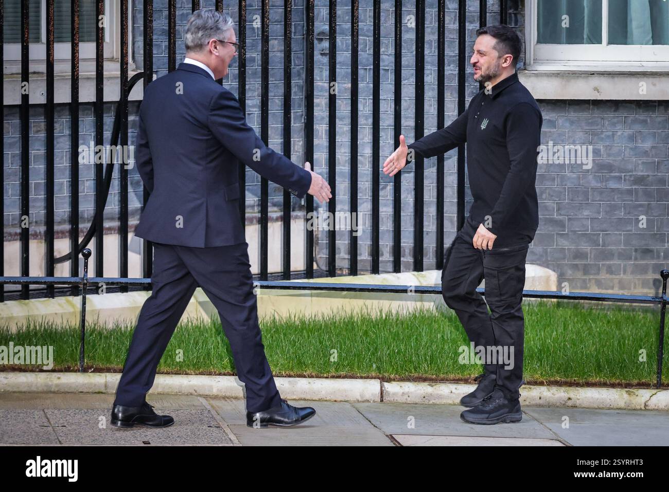 Londra, Regno Unito. 1 marzo 2025. Volodymyr Zelenskyy (Zelensky), presidente dell'Ucraina, è accolto al 10 di Downing Street da Sir Keir Starmer, primo ministro del Regno Unito, per incontri bilaterali. Ciò avverrà in vista del vertice dei leader europei nella capitale britannica di domani. Crediti: Imageplotter/Alamy Live News Foto Stock
