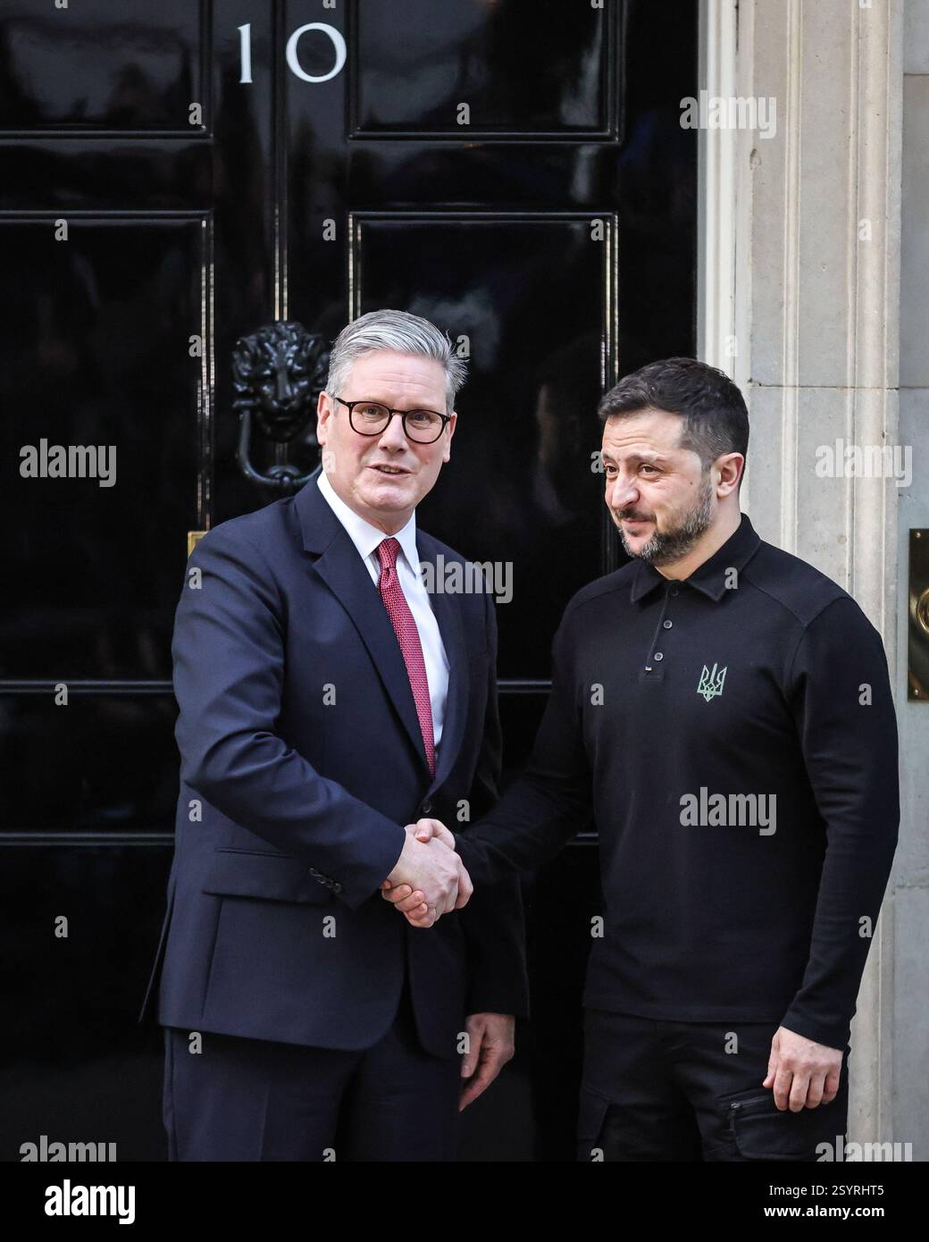 Londra, Regno Unito. 1 marzo 2025. Volodymyr Zelenskyy (Zelensky), presidente dell'Ucraina, è accolto al 10 di Downing Street da Sir Keir Starmer, primo ministro del Regno Unito, per incontri bilaterali. Ciò avverrà in vista del vertice dei leader europei nella capitale britannica di domani. Crediti: Imageplotter/Alamy Live News Foto Stock