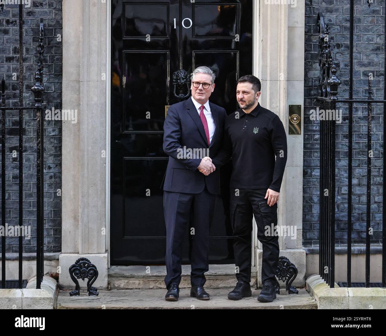 Londra, Regno Unito. 1 marzo 2025. Volodymyr Zelenskyy (Zelensky), presidente dell'Ucraina, è accolto al 10 di Downing Street da Sir Keir Starmer, primo ministro del Regno Unito, per incontri bilaterali. Ciò avverrà in vista del vertice dei leader europei nella capitale britannica di domani. Crediti: Imageplotter/Alamy Live News Foto Stock