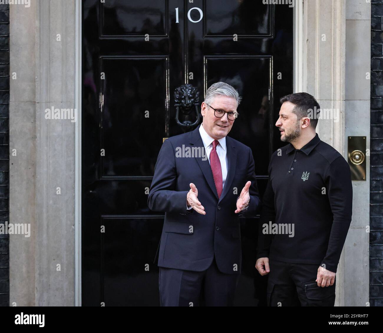 Londra, Regno Unito. 1 marzo 2025. Volodymyr Zelenskyy (Zelensky), presidente dell'Ucraina, è accolto al 10 di Downing Street da Sir Keir Starmer, primo ministro del Regno Unito, per incontri bilaterali. Ciò avverrà in vista del vertice dei leader europei nella capitale britannica di domani. Crediti: Imageplotter/Alamy Live News Foto Stock
