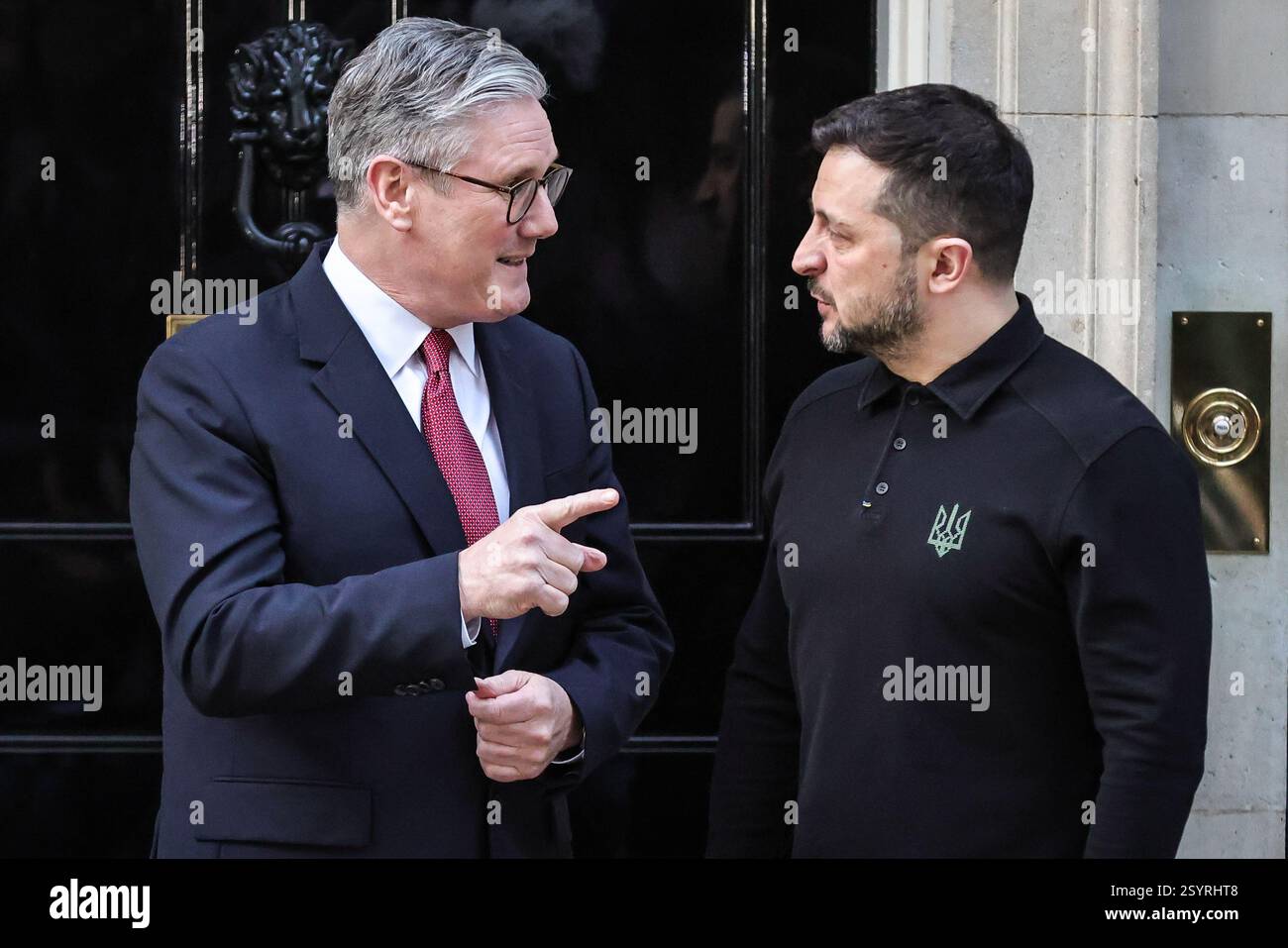 Londra, Regno Unito. 1 marzo 2025. Volodymyr Zelenskyy (Zelensky), presidente dell'Ucraina, è accolto al 10 di Downing Street da Sir Keir Starmer, primo ministro del Regno Unito, per incontri bilaterali. Ciò avverrà in vista del vertice dei leader europei nella capitale britannica di domani. Crediti: Imageplotter/Alamy Live News Foto Stock