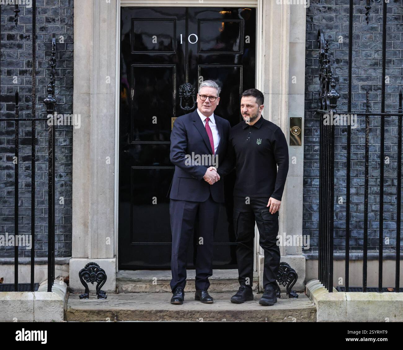 Londra, Regno Unito. 1 marzo 2025. Volodymyr Zelenskyy (Zelensky), presidente dell'Ucraina, è accolto al 10 di Downing Street da Sir Keir Starmer, primo ministro del Regno Unito, per incontri bilaterali. Ciò avverrà in vista del vertice dei leader europei nella capitale britannica di domani. Crediti: Imageplotter/Alamy Live News Foto Stock