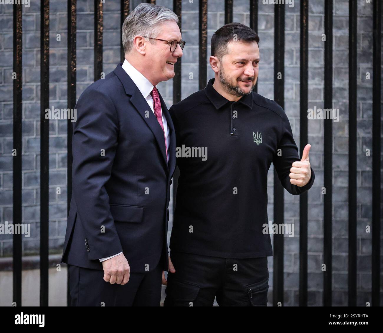Londra, Regno Unito. 1 marzo 2025. Volodymyr Zelenskyy (Zelensky), presidente dell'Ucraina, è accolto al 10 di Downing Street da Sir Keir Starmer, primo ministro del Regno Unito, per incontri bilaterali. Ciò avverrà in vista del vertice dei leader europei nella capitale britannica di domani. Crediti: Imageplotter/Alamy Live News Foto Stock