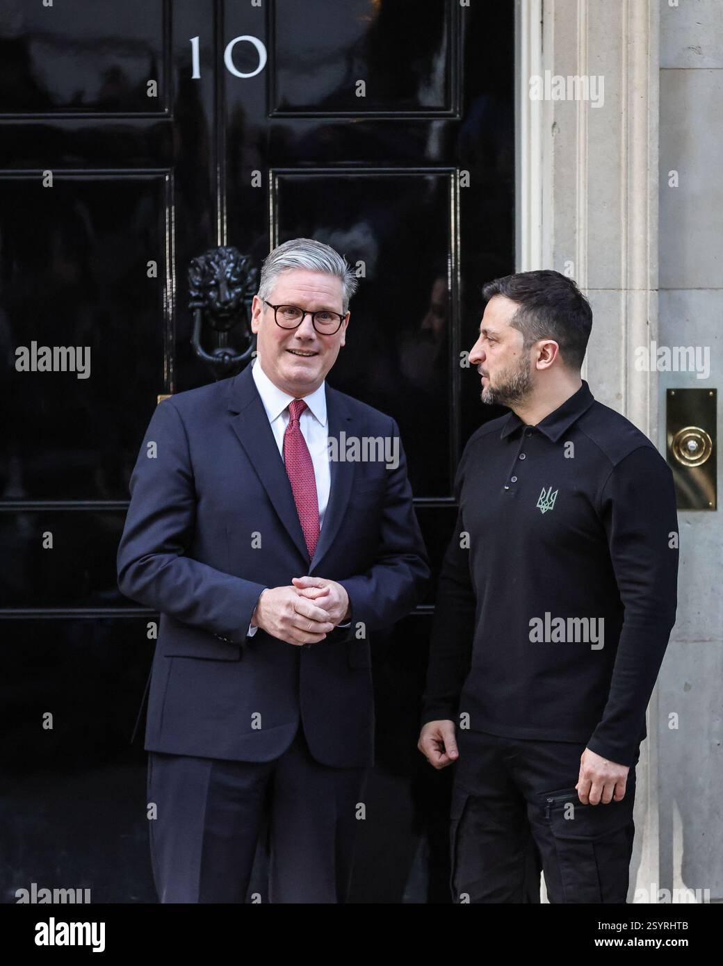 Londra, Regno Unito. 1 marzo 2025. Volodymyr Zelenskyy (Zelensky), presidente dell'Ucraina, è accolto al 10 di Downing Street da Sir Keir Starmer, primo ministro del Regno Unito, per incontri bilaterali. Ciò avverrà in vista del vertice dei leader europei nella capitale britannica di domani. Crediti: Imageplotter/Alamy Live News Foto Stock