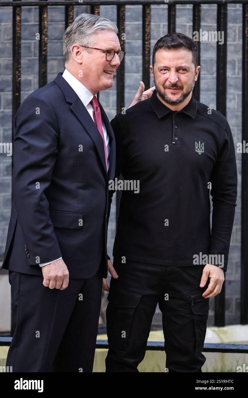 Londra, Regno Unito. 1 marzo 2025. Volodymyr Zelenskyy (Zelensky), presidente dell'Ucraina, è accolto al 10 di Downing Street da Sir Keir Starmer, primo ministro del Regno Unito, per incontri bilaterali. Ciò avverrà in vista del vertice dei leader europei nella capitale britannica di domani. Crediti: Imageplotter/Alamy Live News Foto Stock
