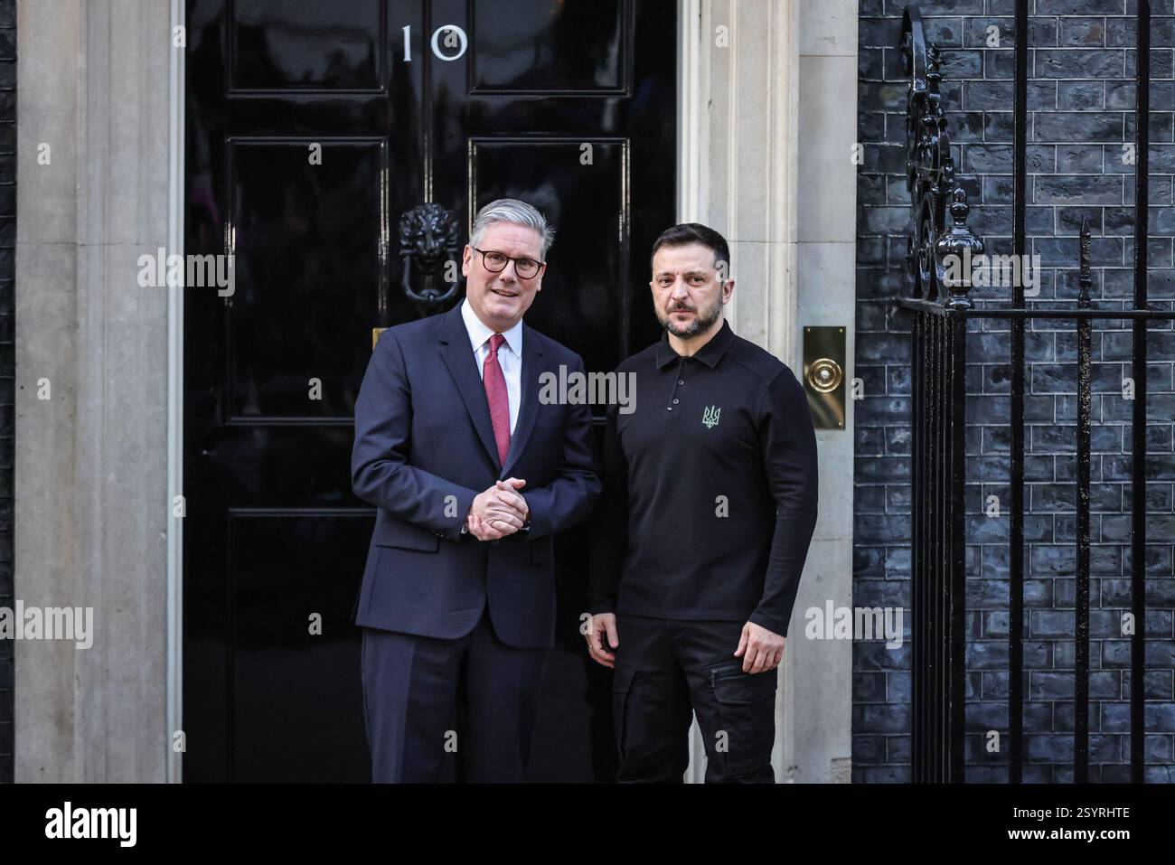 Londra, Regno Unito. 1 marzo 2025. Volodymyr Zelenskyy (Zelensky), presidente dell'Ucraina, è accolto al 10 di Downing Street da Sir Keir Starmer, primo ministro del Regno Unito, per incontri bilaterali. Ciò avverrà in vista del vertice dei leader europei nella capitale britannica di domani. Crediti: Imageplotter/Alamy Live News Foto Stock