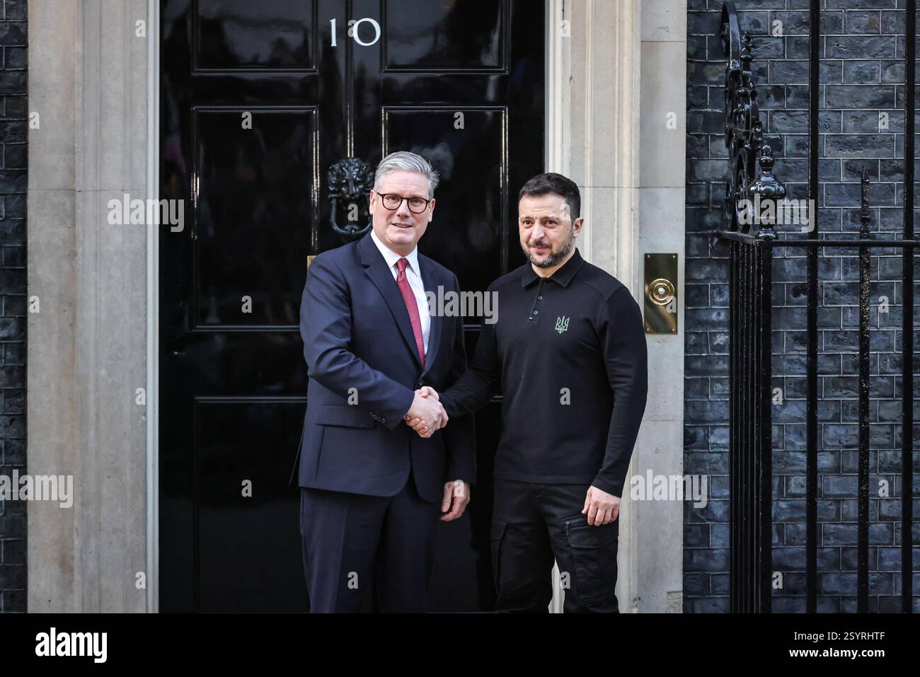 Londra, Regno Unito. 1 marzo 2025. Volodymyr Zelenskyy (Zelensky), presidente dell'Ucraina, è accolto al 10 di Downing Street da Sir Keir Starmer, primo ministro del Regno Unito, per incontri bilaterali. Ciò avverrà in vista del vertice dei leader europei nella capitale britannica di domani. Crediti: Imageplotter/Alamy Live News Foto Stock