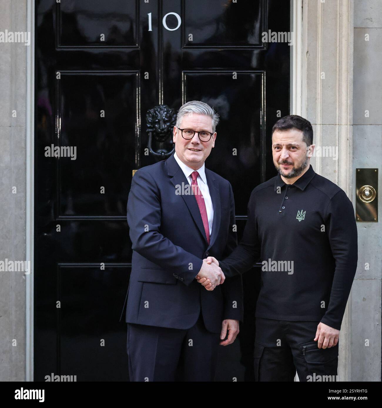 Londra, Regno Unito. 1 marzo 2025. Volodymyr Zelenskyy (Zelensky), presidente dell'Ucraina, è accolto al 10 di Downing Street da Sir Keir Starmer, primo ministro del Regno Unito, per incontri bilaterali. Ciò avverrà in vista del vertice dei leader europei nella capitale britannica di domani. Crediti: Imageplotter/Alamy Live News Foto Stock