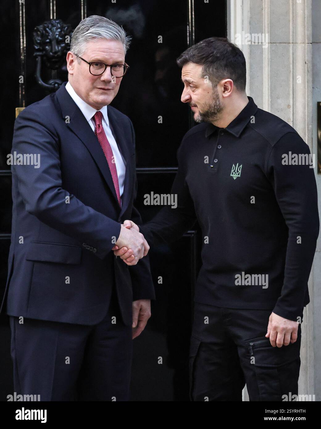 Londra, Regno Unito. 1 marzo 2025. Volodymyr Zelenskyy (Zelensky), presidente dell'Ucraina, è accolto al 10 di Downing Street da Sir Keir Starmer, primo ministro del Regno Unito, per incontri bilaterali. Ciò avverrà in vista del vertice dei leader europei nella capitale britannica di domani. Crediti: Imageplotter/Alamy Live News Foto Stock