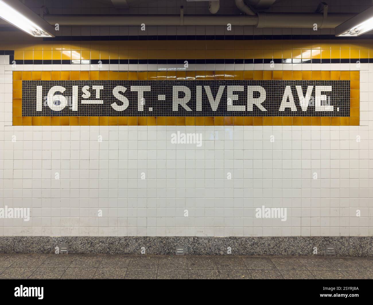 Bronx, New York - 24 settembre 2024: Cartello della metropolitana 161st Street River Avenue che porta allo Yankee Stadium di New York City. Foto Stock