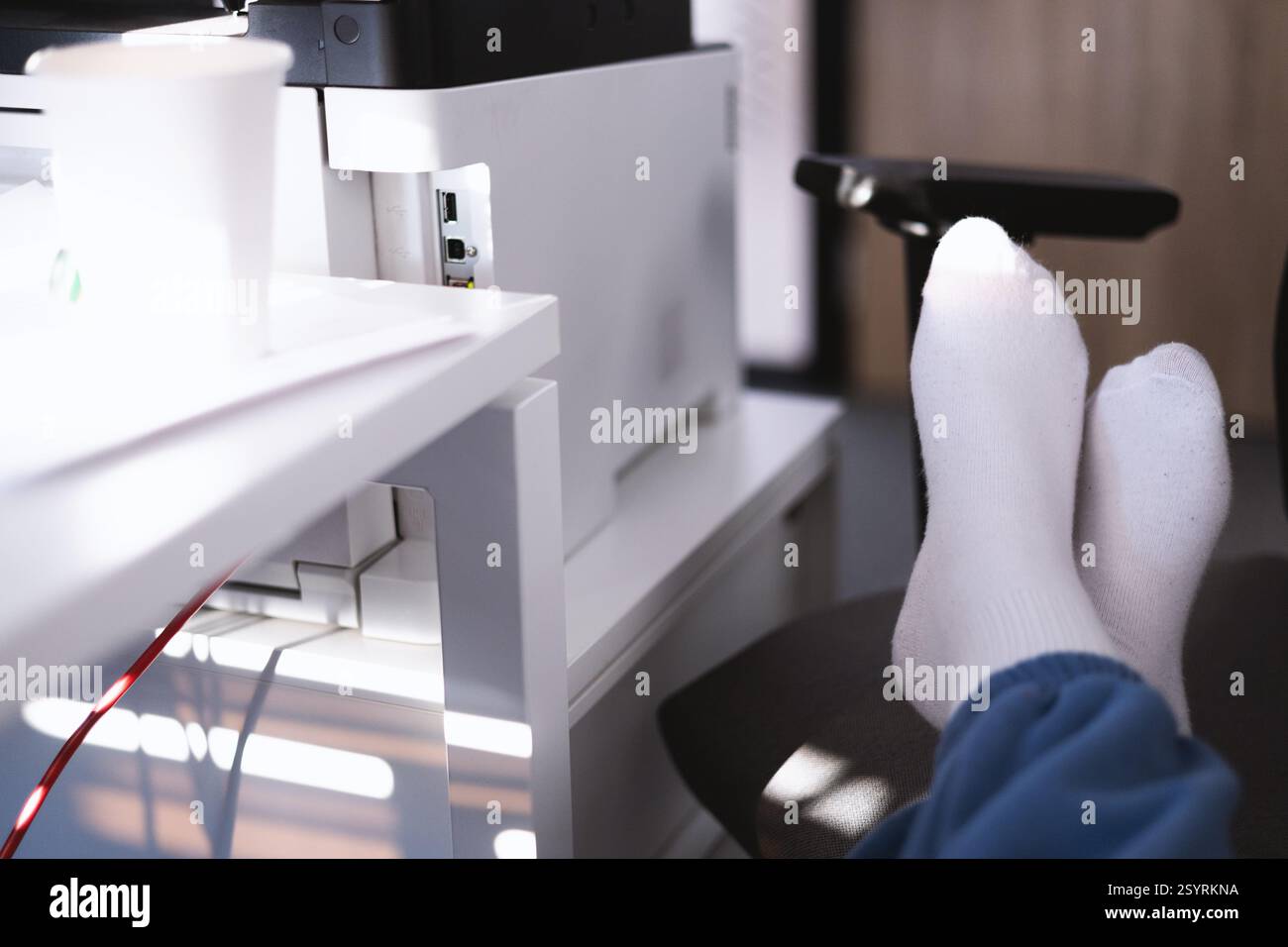 Donna che si rilassa in ufficio. Equilibrio del lavoro Foto Stock