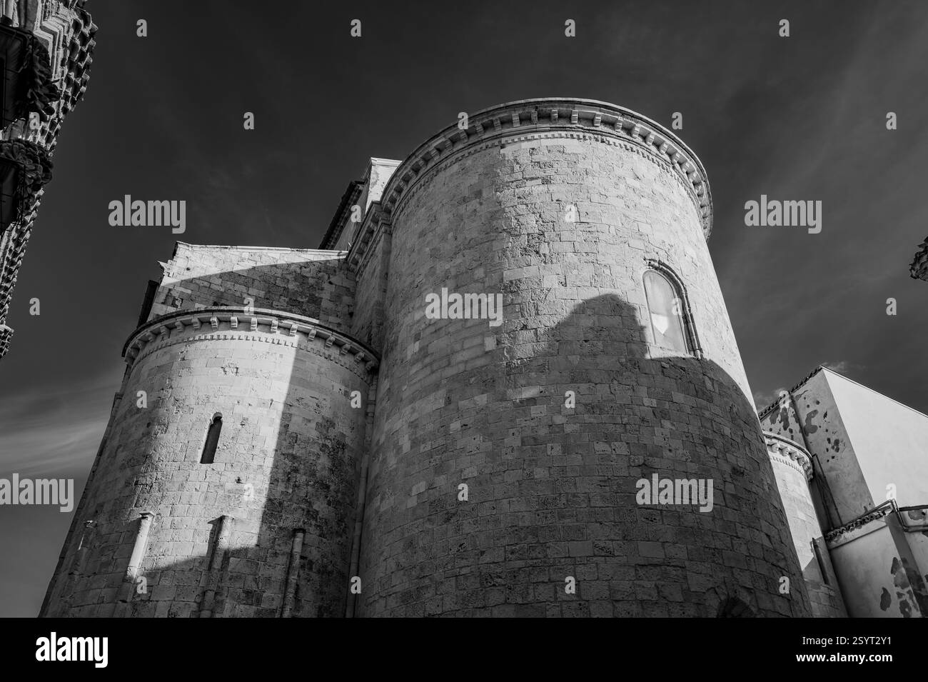 Di notevole interesse architettonico è la cattedrale pugliese in stile romanico dove si trovano i corpi dei santi patroni della città, basso e Timoteo Foto Stock