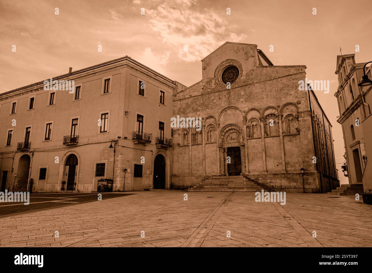 Di notevole interesse architettonico è la cattedrale pugliese in stile romanico dove si trovano i corpi dei santi patroni della città, basso e Timoteo Foto Stock